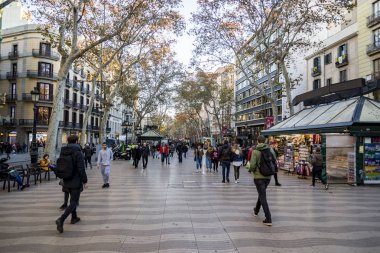 Barcelona, İspanya - 19 Aralık 2018: La Rambla Barcelona, İspanya. La Rambla bir sokaktır El Raval ve Barri Gotic bölgesi arasında santral Barselona