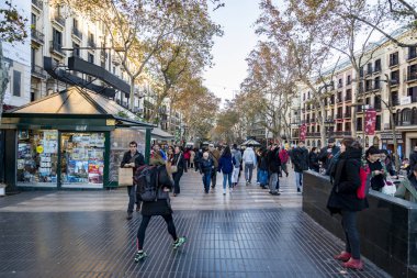 Barcelona, İspanya - 19 Aralık 2018: La Rambla Barcelona, İspanya. La Rambla bir sokaktır El Raval ve Barri Gotic bölgesi arasında santral Barselona