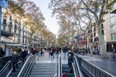 Barcelona, İspanya - 19 Aralık 2018: La Rambla Barcelona, İspanya. La Rambla bir sokaktır El Raval ve Barri Gotic bölgesi arasında santral Barselona