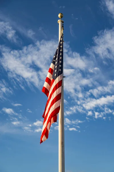アメリカ合衆国の青い空にアメリカ国旗星条旗 — ストック写真
