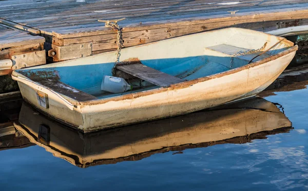 Рыбацкая лодка возле пирса на берегу океана — стоковое фото