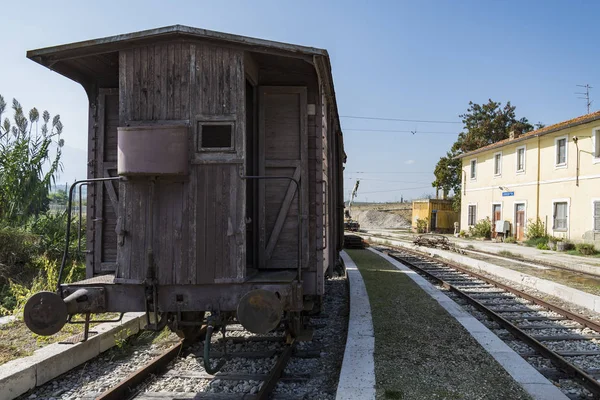 Oddalił starego pociągu, w regionie Abruzja, Włochy — Zdjęcie stockowe