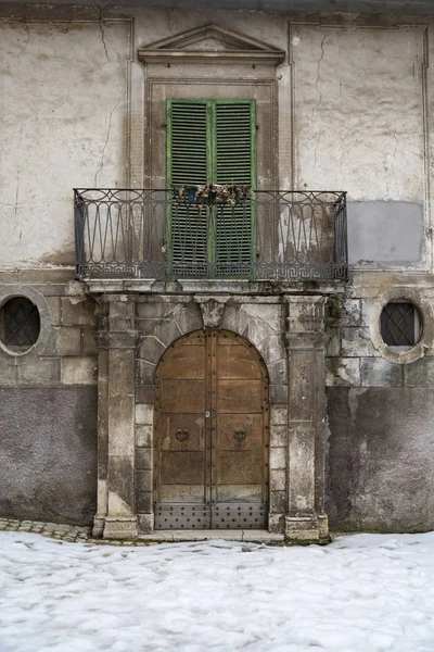 Küçük bir köy olan Scanno 'da eski ahşap italyan kapısı — Stok fotoğraf