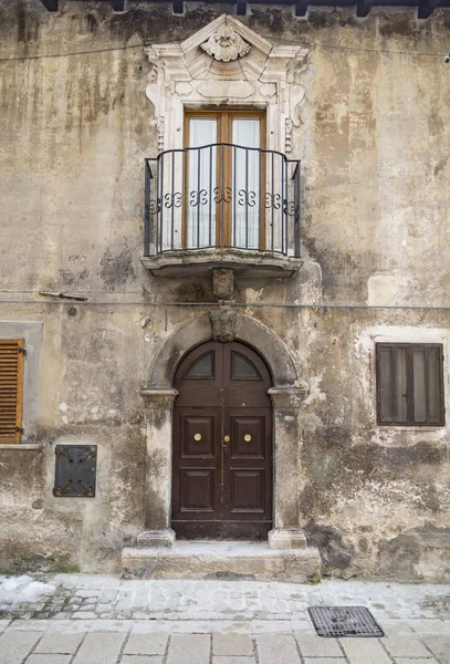 Vieille porte italienne en bois dans le petit village de Scanno — Photo