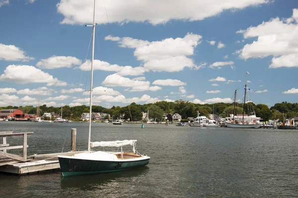 Utsikt över den Mystic Seaport med båtar och hus, Connecticut — Stockfoto