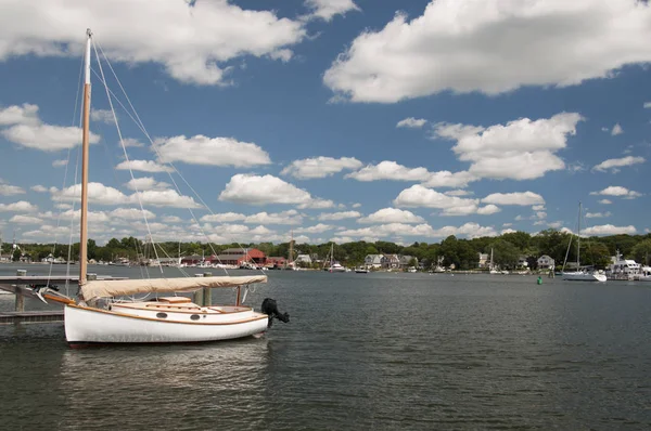 神秘海港的看法与小船和房子, 康涅狄格州 — 图库照片