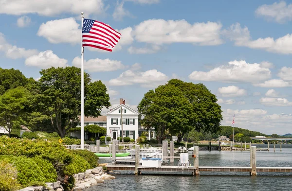 Utsikt över den Mystic Seaport med båtar och hus, Connecticut — Stockfoto