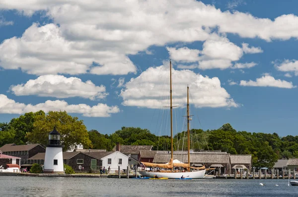 Utsikt över den Mystic Seaport med båtar och hus, Connecticut — Stockfoto