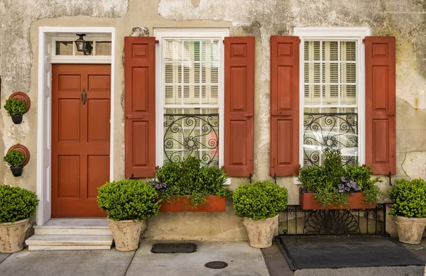 Vooraanzicht van oud huis in Charleston stad — Stockfoto