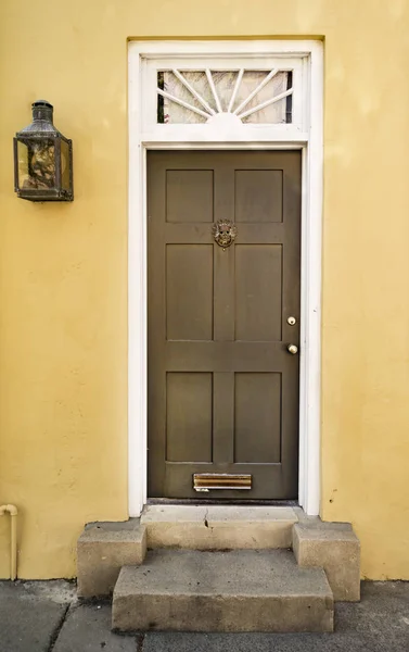 Vooraanzicht van oud huis in Charleston stad — Stockfoto