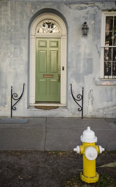 Vista frontal da casa antiga na cidade de Charleston — Fotografia de Stock