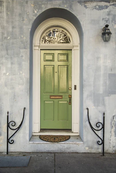 Front utsikt över antika hus i Charleston stad — Stockfoto