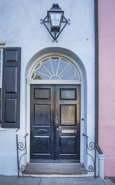 Front utsikt över antika hus i Charleston stad — Stockfoto
