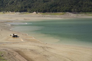Lake Campotosto Gran Sasso ve Monti della Laga Milli Parkı 'nda gömülü