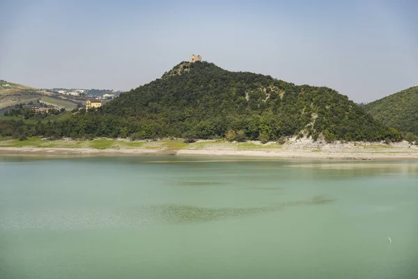 Lagunensee eingebettet in den Nationalpark Gran Sasso und Monti della Laga — Stockfoto