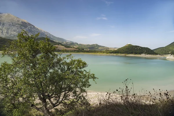 Lagunensee eingebettet in den Nationalpark Gran Sasso und Monti della Laga — Stockfoto