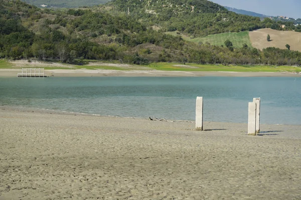 Lago Campotosto embutido no Gran Sasso e Parque Nacional Monti della Laga — Fotografia de Stock