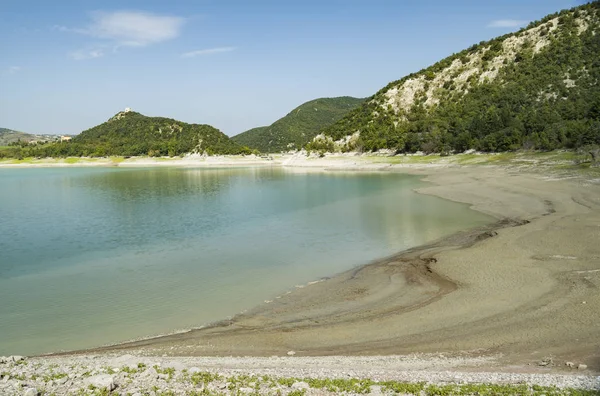Lagunensee eingebettet in den Nationalpark Gran Sasso und Monti della Laga — Stockfoto