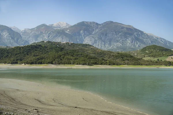 Lagunensee eingebettet in den Nationalpark Gran Sasso und Monti della Laga — Stockfoto