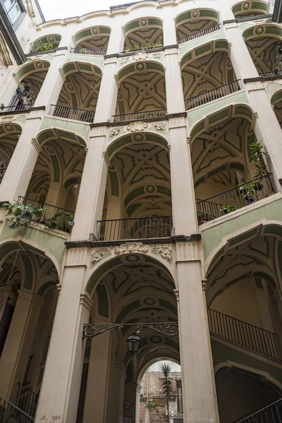 Innenraum des mittelalterlichen spanischen Palastes, Neapel Italien — Stockfoto
