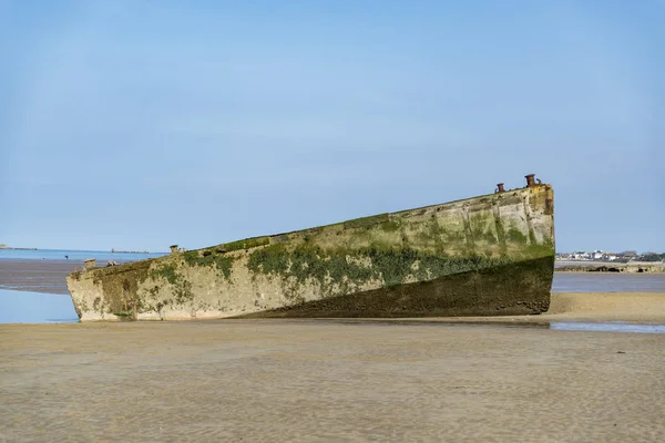 The remains of the Mulberry Harbour at Arromanches — Stock Image The remains of the Mulberry Harbour at Arromanches Stock Picture