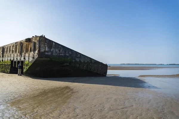 The remains of the Mulberry Harbour at Arromanches — Stock Image The remains of the Mulberry Harbour at Arromanches Stock Photo