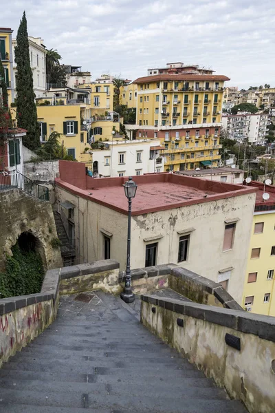 Montesanto merdivenleri, Napoli'de güzel bir antik pedamentina — Stok fotoğraf