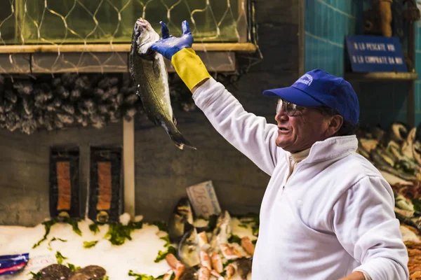 Риби продавця на ринку в Неаполі, Італія — стокове фото