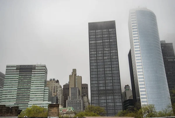 バッテリーパークから見たニューヨークのダウンタウンの超高層ビル — ストック写真