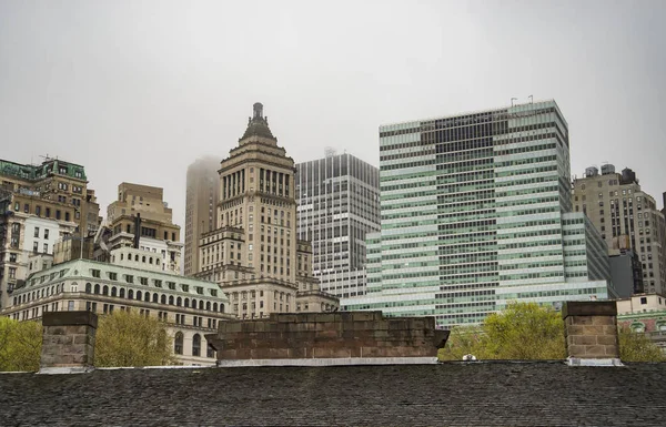 Gratte-ciel du centre-ville de New York vue de Battery Park — Photo
