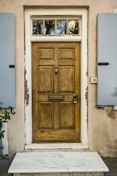 Vooraanzicht van oud huis in Charleston stad — Stockfoto