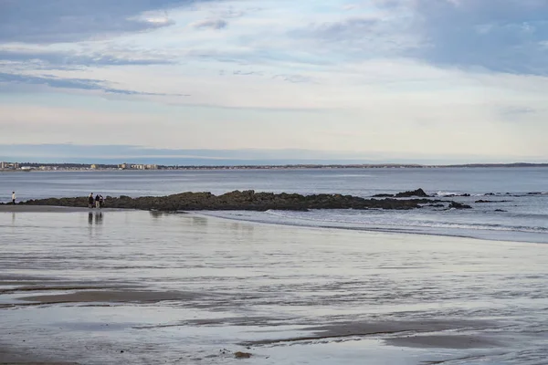 La gente camina por la playa en Maine, EE.UU. —  Fotos de Stock