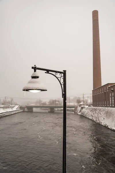 Rivière Saco sur l'usine de textile Pepperell à Biddeford, Maine — Photo