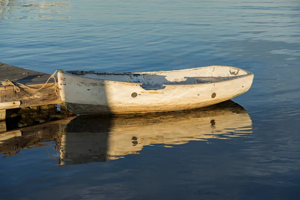 Rybářská loď u mola na oceánské pobřeží — Stock fotografie