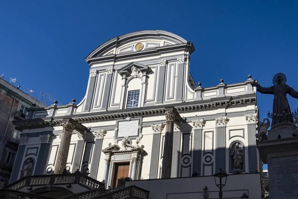 Gevel van de basiliek van San Paolo Maggiore in Napels, Italië — Stockfoto