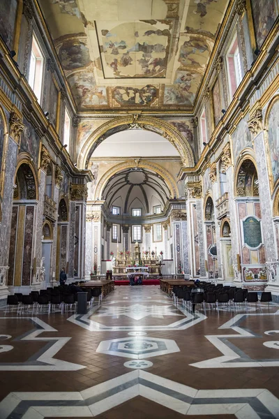 Εσωτερικό της Βασιλικής του Σαν Πάολο Ματζόρε στη Νάπολη, Ιταλία — Φωτογραφία Αρχείου