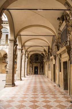 Bologna, İtalya'daki Archiginnasio kütüphane galerisi