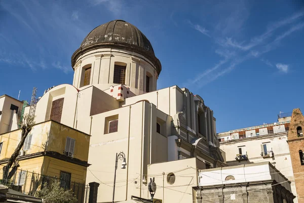 Historische kerk in het Sint-Dominicus-plein in Napels, Italië — Stockfoto