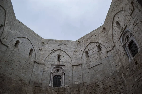 Castel del Monte, el famoso castillo de Apulia, al sureste de Italia —  Fotos de Stock