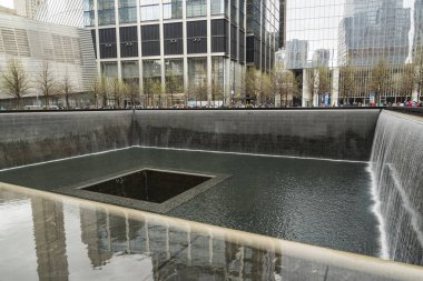 9 11 Anıtı'ndaki güney kulesinin ayak izini çevreleyen bronz duvarlara kazınmış kurbanların isimleri