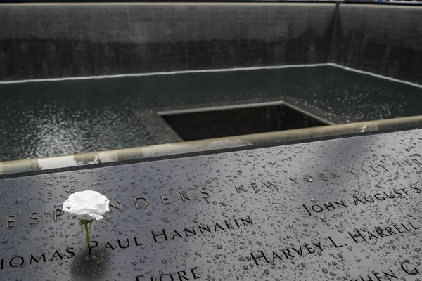 9 11纪念馆南塔脚印周围铜墙上刻有遇难者姓名 — 图库照片
