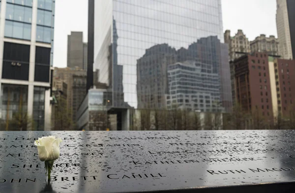 9 11纪念馆南塔脚印周围铜墙上刻有遇难者姓名 — 图库照片