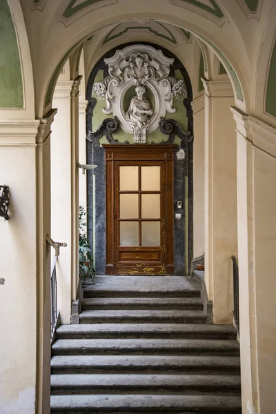 Interior istana Spanyol abad pertengahan kuno, Napoli Italia — Stok Foto