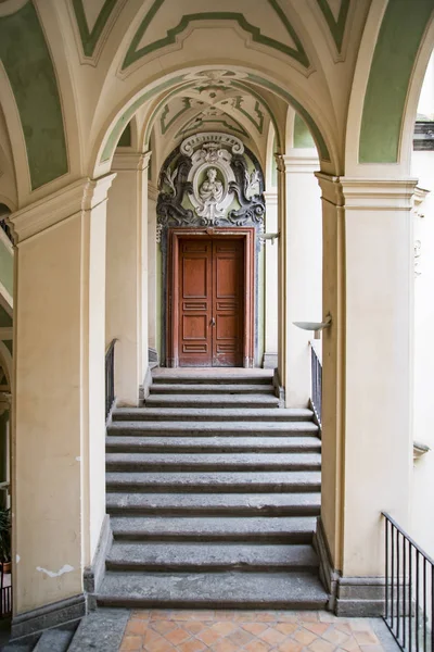 Interiör av gamla medeltida spanska palatset, Neapel Italien — Stockfoto