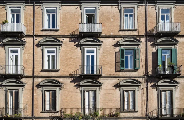 Edifício antigo nas ruas de Nápoles cidade velha Itália — Fotografia de Stock