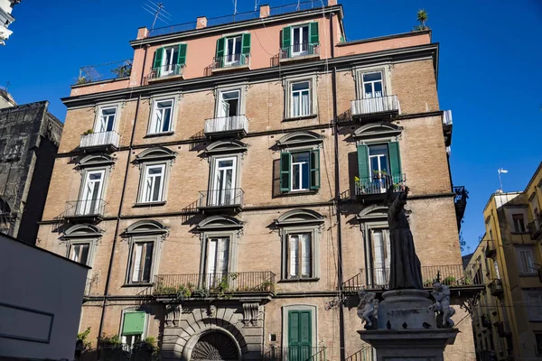Oud gebouw op de straten van Napels oude stad Italië — Stockfoto