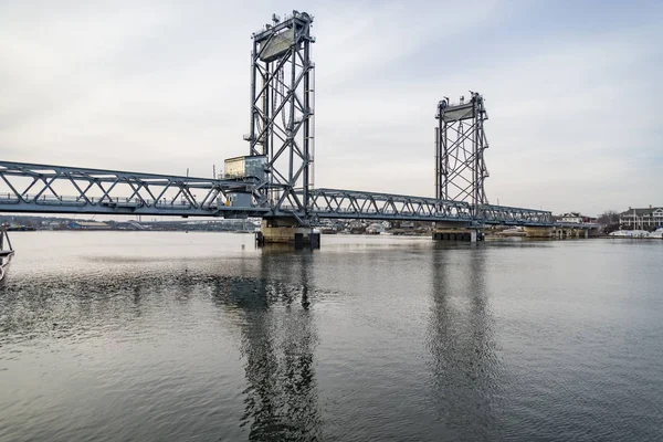 Memorial Bridge entre Portsmouth, New Hampshire, Estados Unidos —  Fotos de Stock