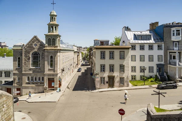 Calle antigua con tráfico en Quebec City, Canadá . — Foto de Stock