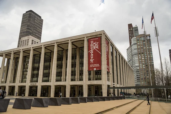 Lincoln Center Plaza Nyc Bu Metropolitan Opera ev sahipliği yapmaktadır — Stok fotoğraf