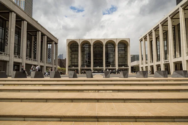 El Lincoln Center Plaza en Nueva York Es el hogar de la Ópera Metropolitana — Foto de Stock
